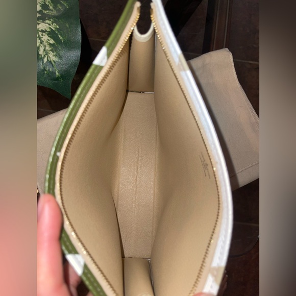 Louis Vuitton Toiletry 26 - Picture 6 of 8